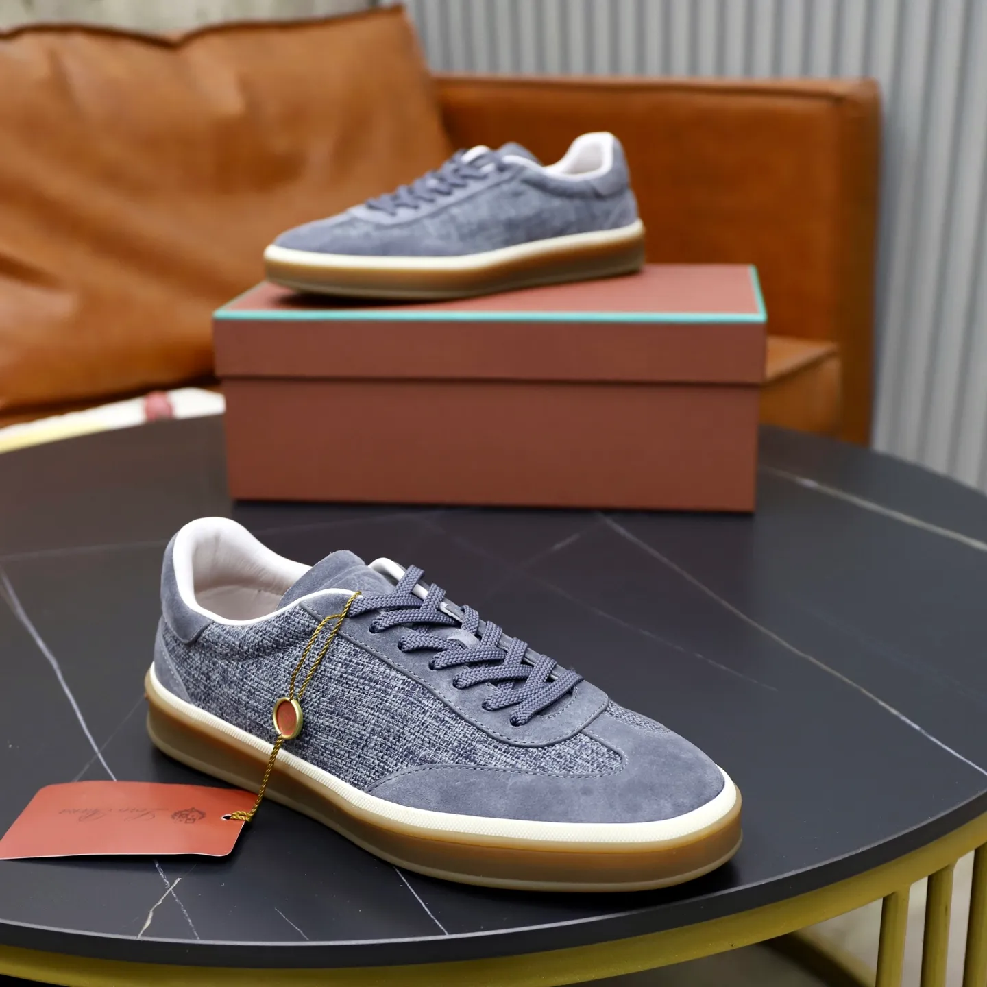 Ex-factory price: 540💰Loro Riana men’s moral training sneakers! Made from high-quality materials and designed in a low-cut silhouette, it offers an elegant and stylish look that's suitable for year-round wear. The unique double-layer sole aesthetic design, caramel cup-shaped outsole is decorated with off-white rubber trim, creating an attractive color combination. Pair with tailored pieces or jeans for a sophisticated yet casual look. The heel is decorated with soft cow leather tongue with Kummel color inserts and cotton laces with embossed LP logo. Upper: cow split suede stitching knitted fabric. Lining: original thickened soft sheepskin. Size: 38-39-40-41-42-43-44 (customized in 45.46)